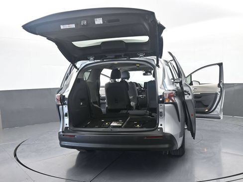 Used 2024 Toyota Sienna XLE FWD image 76