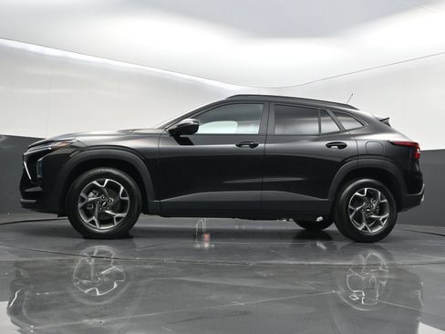 Used 2025 Chevrolet Trax LT w/ LT Convenience Package FWD image 37