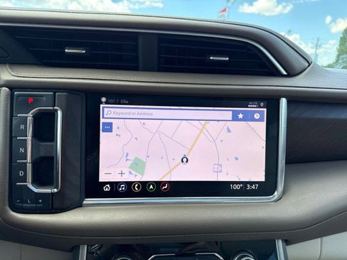 Used 2021 GMC Yukon XL Denali w/ Denali Premium Package image 30