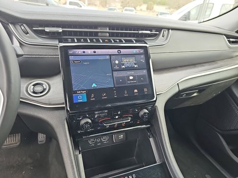 Used 2024 Jeep Grand Cherokee Limited image 20