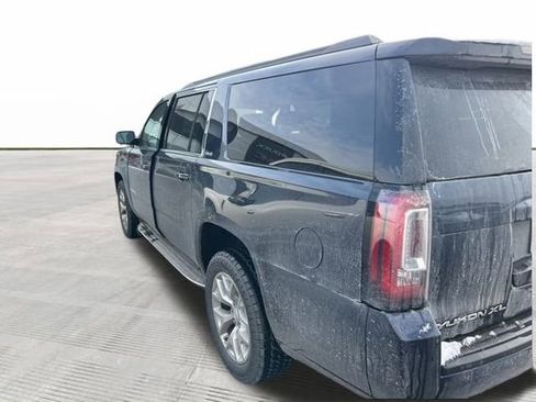 Used 2017 GMC Yukon XL SLE w/ SLE Value Package image 4