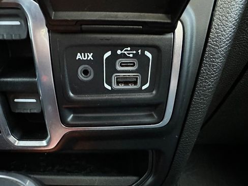 Used 2019 Jeep Wrangler Unlimited Sahara image 22