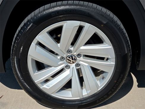 Used 2021 Volkswagen Atlas Cross Sport SE image 9