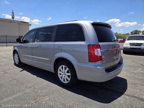 Used 2016 Chrysler Town & Country Touring FWD image 3