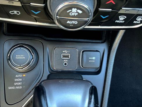 Used 2023 Jeep Cherokee Altitude Lux image 31