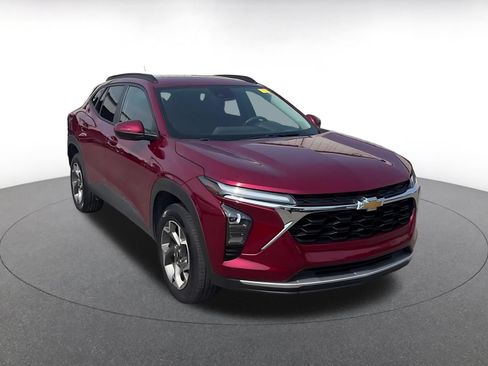 Used 2025 Chevrolet Trax LT FWD image 2