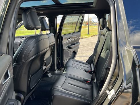 Used 2024 Jeep Grand Cherokee Limited w/ Luxury Tech Group II image 37