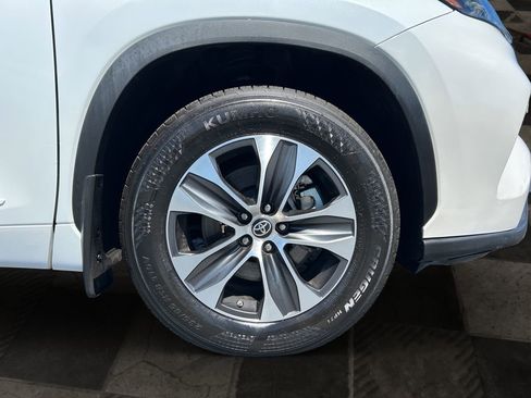 Used 2022 Toyota Highlander XLE AWD/4WD image 10