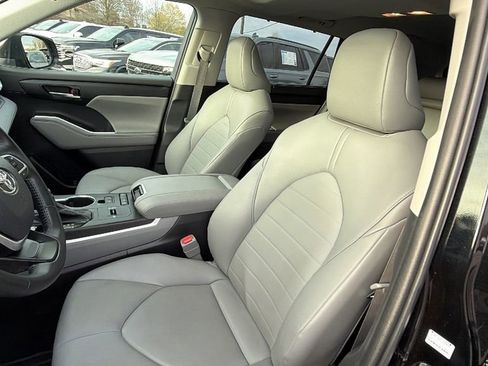 Used 2022 Toyota Highlander XLE image 13
