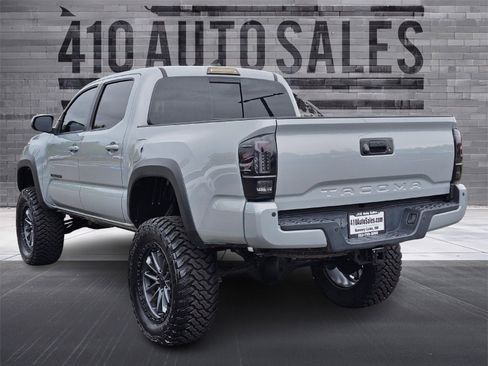 Used 2018 Toyota Tacoma TRD Off-Road AWD/4WD image 8