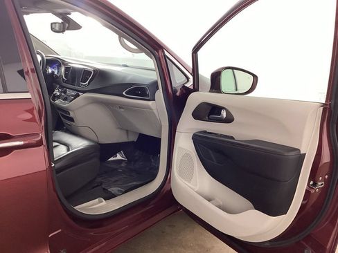Used 2017 Chrysler Pacifica Touring-L FWD image 21