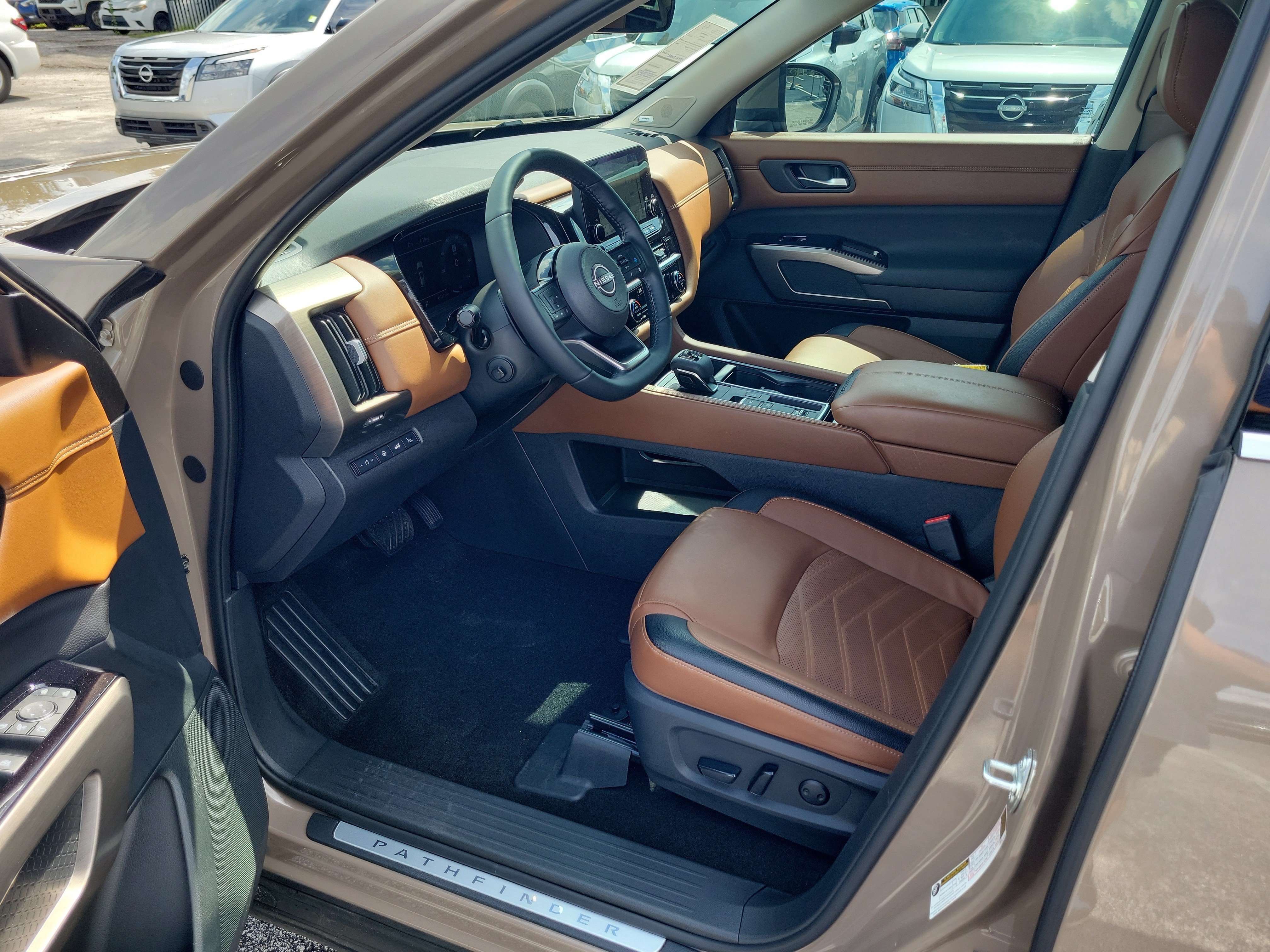 Certified 2024 Nissan Pathfinder Platinum w/ Black Appearance Package FWD image 12