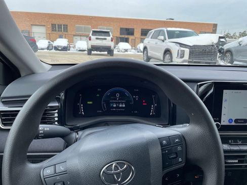 Used 2025 Toyota Camry LE image 34