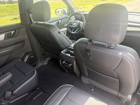 Used 2025 Buick Enclave Preferred AWD/4WD image 17