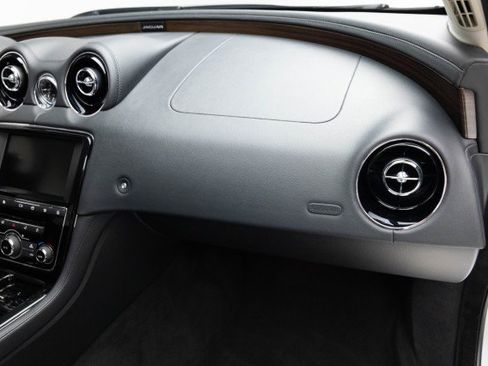 Used 2016 Jaguar XJ R-Sport image 34