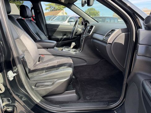 Used 2017 Jeep Grand Cherokee Altitude AWD/4WD image 16