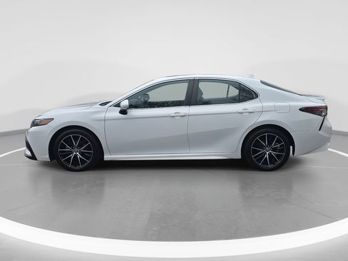 Used 2021 Toyota Camry SE image 8