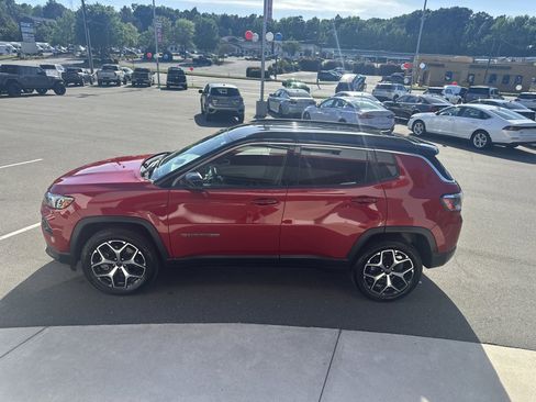Used 2025 Jeep Compass Limited AWD/4WD image 7