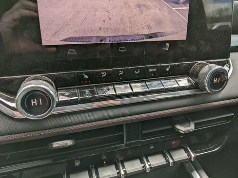 Used 2024 Chevrolet Colorado Z71 w/ Z71 Convenience Package 2 image 17