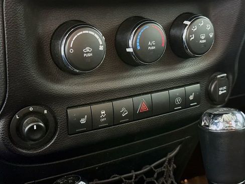 Used 2016 Jeep Wrangler Unlimited Sahara AWD/4WD image 15