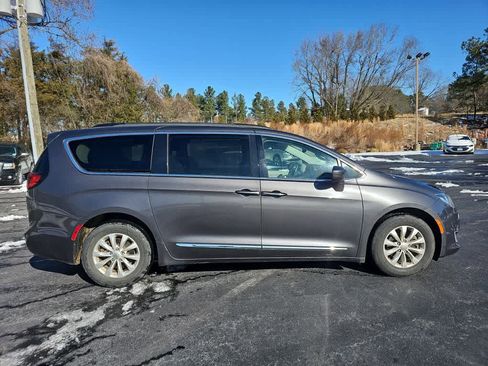 Used 2017 Chrysler Pacifica Touring-L image 2