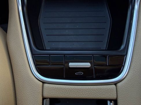 Used 2018 Porsche Panamera w/ Premium Package image 44