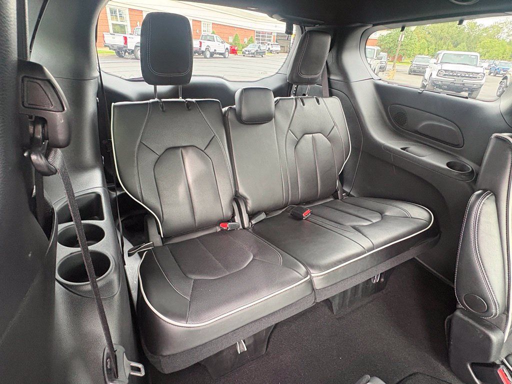 Used 2025 Chrysler Pacifica Limited FWD image 32