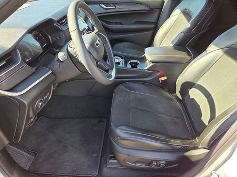 Used 2025 Jeep Grand Cherokee Laredo RWD image 13