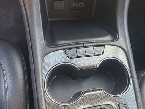 Used 2023 GMC Acadia SLT image 35