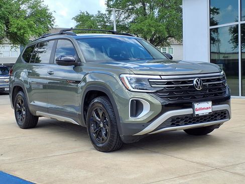 Used 2025 Volkswagen Atlas Peak Edition SE image 2