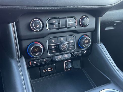 Used 2022 Chevrolet Suburban LT w/ LT Signature Package image 32