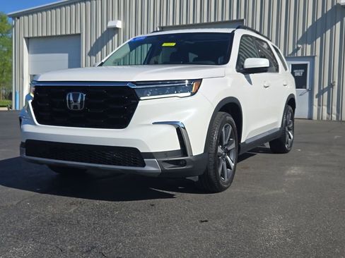 Certified 2023 Honda Pilot Touring image 3