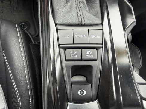 Used 2025 Toyota Camry SE AWD/4WD image 25