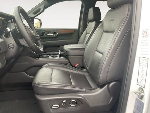 Used 2025 GMC Yukon Denali AWD/4WD image 9