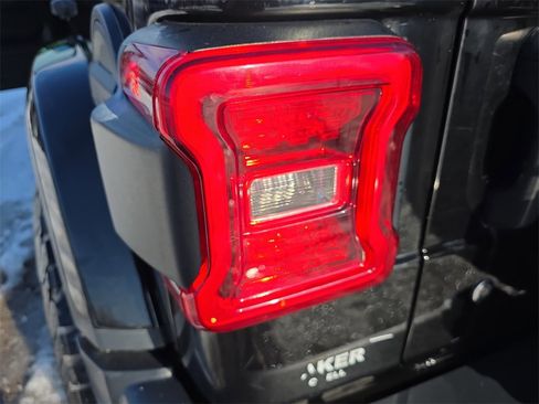 Used 2019 Jeep Wrangler Unlimited Sahara w/ Uconnect 4C Nav & Sound Group image 34