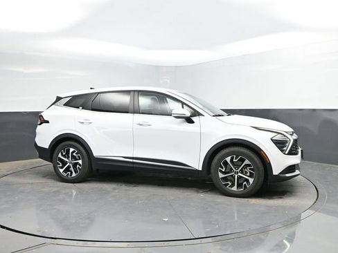 Used 2024 Kia Sportage EX FWD image 3