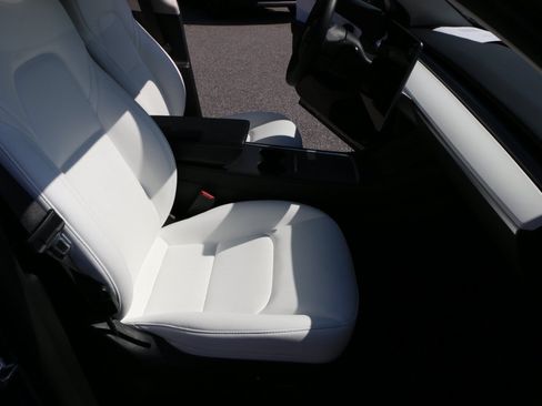 Used 2022 Tesla Model Y Long Range AWD/4WD image 22