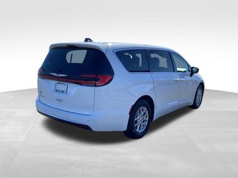 Used 2024 Chrysler Pacifica Touring-L FWD image 3
