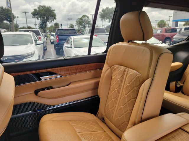 Used 2023 Jeep Grand Wagoneer Series III AWD/4WD image 16
