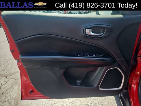 Used 2019 Jeep Compass Latitude FWD image 23