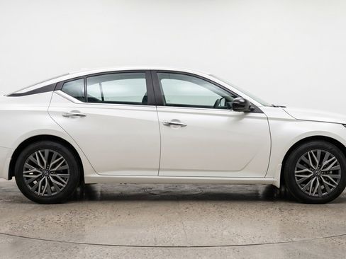Used 2025 Nissan Altima 2.5 SV FWD image 11