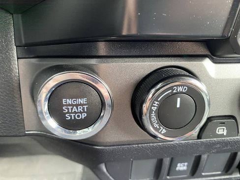 Used 2022 Toyota Tacoma TRD Off-Road AWD/4WD image 32