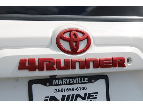 Used 2018 Toyota 4Runner SR5 AWD/4WD image 31