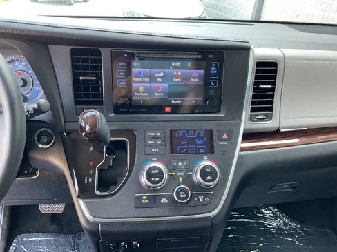Used 2016 Toyota Sienna Limited w/ Protection Package FWD image 24
