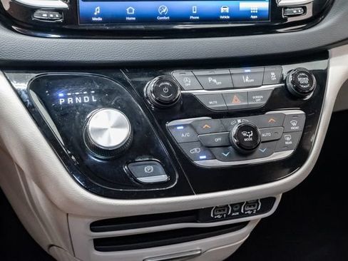 Used 2024 Chrysler Pacifica Touring-L FWD image 21