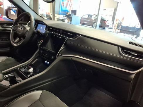 Used 2024 Jeep Grand Cherokee Altitude AWD/4WD image 19