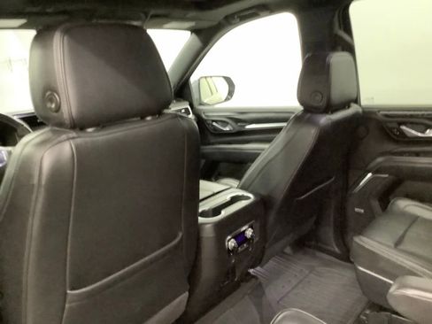 Used 2022 GMC Yukon XL Denali image 9