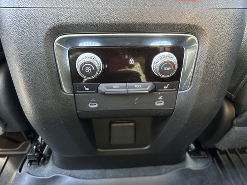 Used 2022 GMC Yukon XL Denali image 27