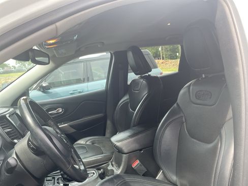 Used 2019 Jeep Cherokee Overland w/ Technology Group AWD/4WD image 10