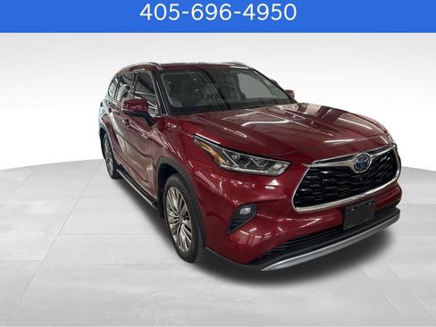 Used 2021 Toyota Highlander Platinum FWD image 2